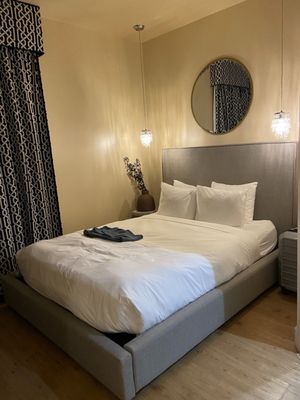 The Crescent Hotel Beverly Hills, Sonder by null