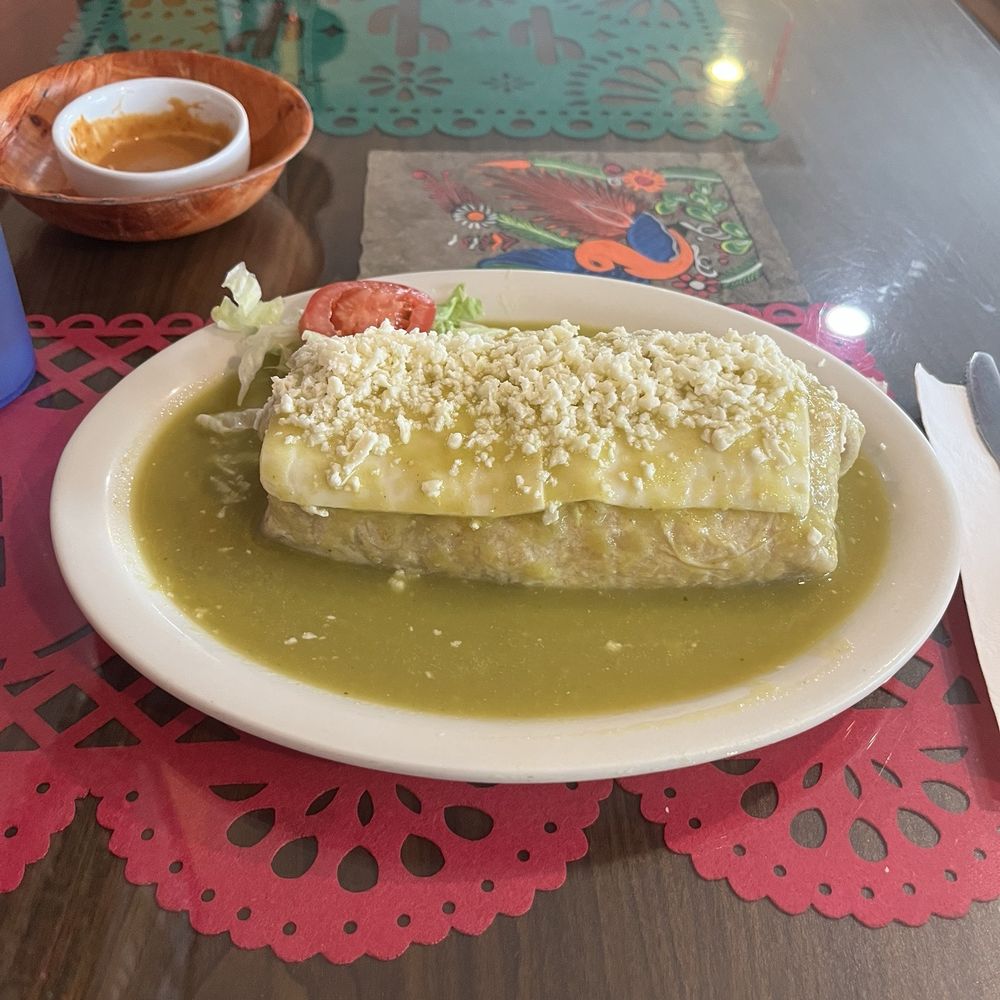 burrito mojado con carnitas y salsa verde