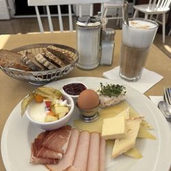 Cafe Glockenspiel - Frühstück III (Heißgetränk gehört nicht dazu)