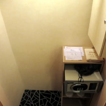 香港粵海酒店 - Closet + Safe - Hotels Near Me - Hong Kong, HK