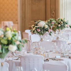 Blumenwerkstatt Rath - Blumen Rath Inh Karin Tick - weißer Blumenschmuck auf Hochzeitstafel