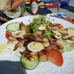 Restaurant Léman - Restaurant Le Leman Streetside outdoor patio Lyonnaise Salad!
