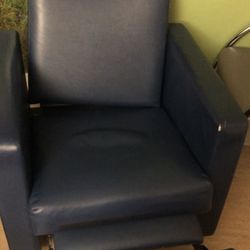 Auckland City Hospital - why is there a broken chair in the room for visitors, useless charge nurse should have got it removed