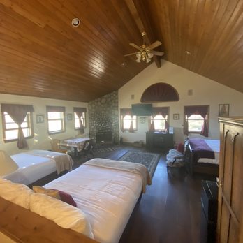 Tucker Peak Lodge - Actual room - Hotels Near Me - Julian, California Tucker Peak Lodge - Actual room - Hotels Near Me - Julian, California