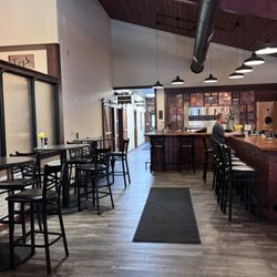 Vincent's Coppertop Restaurant and Pub - Bar seating 5/10/26