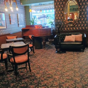 Guarino's Restaurant - Piano bar - Italian Near Me - Cleveland, Ohio