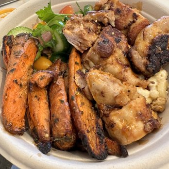 Dig Inn - Hot honey chicken with Mac & cheese and tomato /cucumber salad. - New American Near Me - Bridgewater, New Jersey