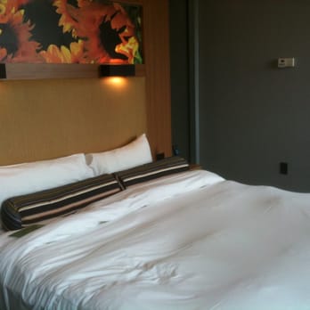 Aloft by Marriott Minneapolis - King sized bed - Hotels Near Me - Minneapolis, Minnesota Aloft by Marriott Minneapolis - King sized bed - Hotels Near Me - Minneapolis, Minnesota