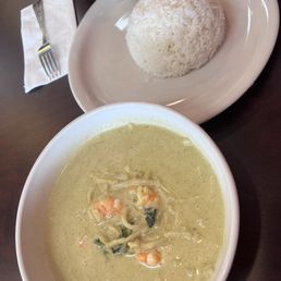 Green curry with precooked shrimp. Was extremely spicy and shrimp wasn't fresh