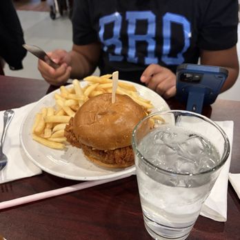 JP’s Bistro - Crispy chicken sandwich - American Near Me - Martinez, California