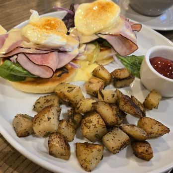 Flipper's - Eggs Benedict with ham and homestyle fries - Pancakes Near Me - Toronto, Ontario