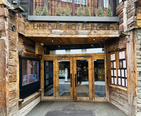 Unique Hotel Post by null