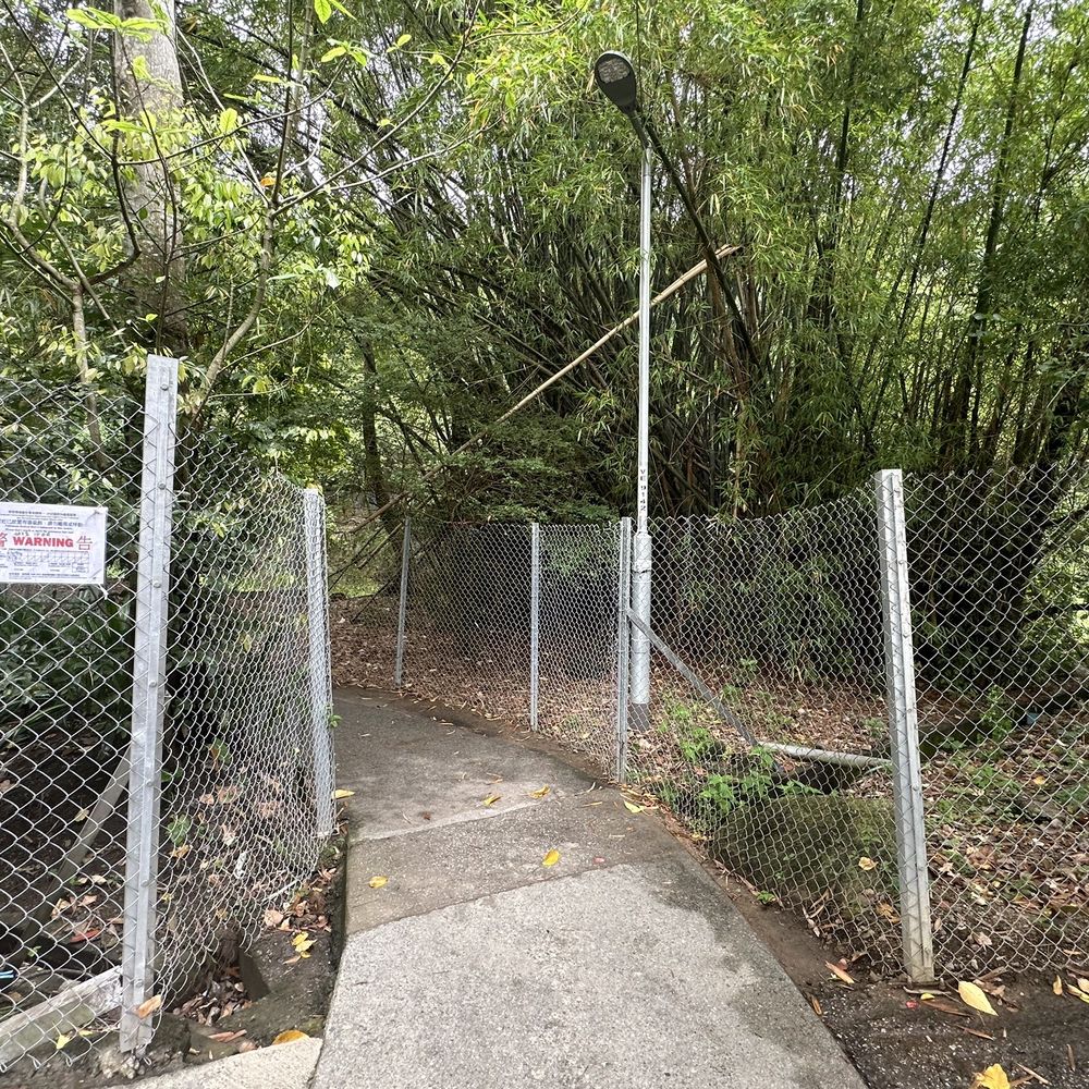 萬佛寺 - Unmarked entrance. It is really hard to find. Just next to a government building car park. - Buddhist Temples Near Me - Hong Kong, HK