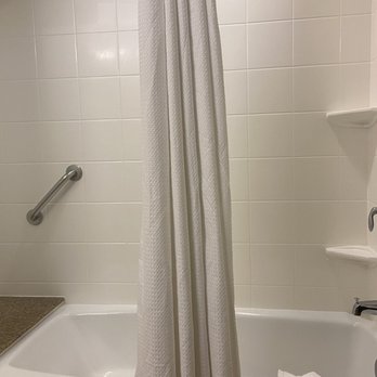 Courtyard- Denton - Bathtub/ shower - Hotels Near Me - Denton, Texas Courtyard- Denton - Bathtub/ shower - Hotels Near Me - Denton, Texas