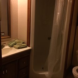 Bonne Terre Depot Bed & Breakfast - The boxcar bathroom