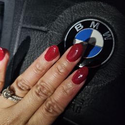 Bulky, pregnant looking nails. It was unevenly shaped and the polish although shiny looks like a big blob of red. Bulky, pregnant looking nails. It was unevenly shaped and the polish although shiny looks like a big blob of red.