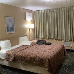 Western Ridge Motel - Good lighting, very outdated decor