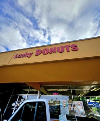 7” Dusty Donuts DD022 Kar's Trail Mix Dunkin Frosted Donut with Sprinkles, 30 oz