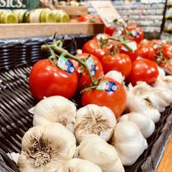 Wegmans - Garlic and vine tomatoes