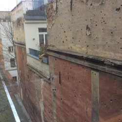 Alexianer St. Hedwig Krankenhaus - Erhaltene Kriegsschäden am Haus  Einschusslöcher Spuren und Zeugnisse vergangener Kriegstage 1945 Hausfassade steht unter Denkmalschutz