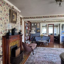 Martine Inn - Library/sitting area