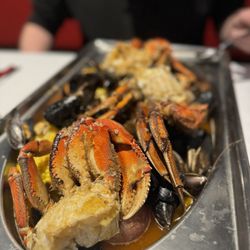 Zesty Steakhouse - Build your own - 2 Dungeness Crab, 1# clams, muscles, head on shrimp.