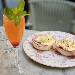 Bill's - Eggs Benedict