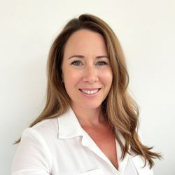 ​Abby Volk Neuberg, LMFT - Abby offers kind, humorous and directive coaching.