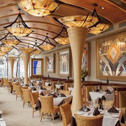 Eddie Merlot's - Beautifully decorated !