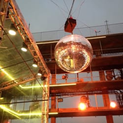 Heineken Up On The Roof - Mega globo com estrutura rústica do prédio por trás e palco na lateral