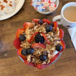 Fresh Fruit Parfait LIKE ARE YOU KIDDING I FELT LIKE A QUEEN EATING THIS Fresh Fruit Parfait LIKE ARE YOU KIDDING I FELT LIKE A QUEEN EATING THIS