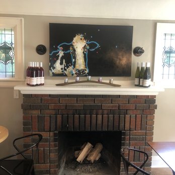 Back 10 Cellars - Inside of the tasting room - Wine Tasting Room Near Me - Beamsville, Ontario
