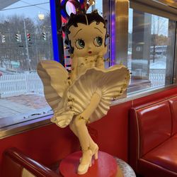 Dream Diner - Betty Boop dominates the decor