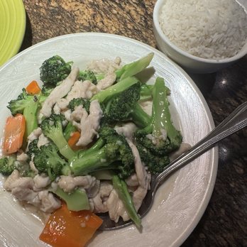 Golden Wok - Chicken and broccoli - Chinese Near Me - San Antonio, Texas