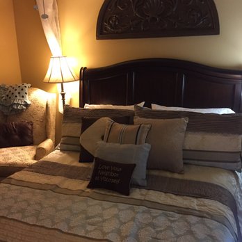 Angel Welcome Bed & Breakfast - What a peaceful, welcoming room. - Bed & Breakfast Near Me - Milan, Ohio