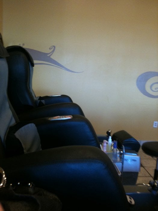 GG NAILS Logo