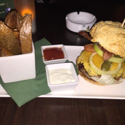 Dublin - Cheeseburger mit Rindfleisch, extra Cheddar und Speck sowie Potatoe Wedges mit Soucen