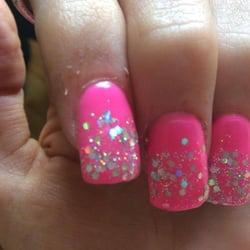 Flora Nails - Pretty pink nails