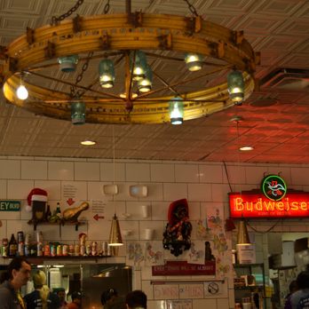 Gus's World Famous Fried Chicken - Austin - ambiance - Southern Near Me - Austin, Texas