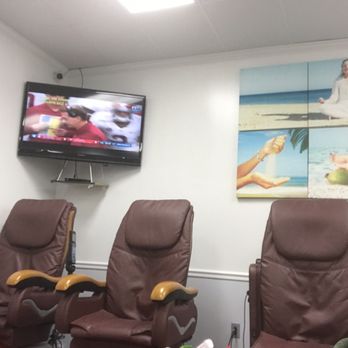 DaVi Nails - Pedicure chairs and TV - Nail Salons Near Me - North Tonawanda, New York