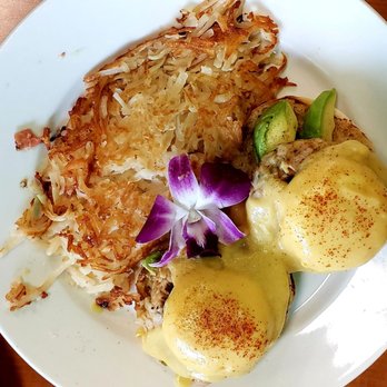 Guieb Cafe - Crab cake Benedict with hash brown - New American Near Me - Honolulu, Hawaii