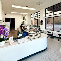 Tekosu Cafe - Sleek, minimalist aesthetic