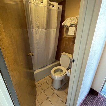 Econo Lodge - Bathroom - Hotels Near Me - Rocky Top, Tennessee Econo Lodge - Bathroom - Hotels Near Me - Rocky Top, Tennessee