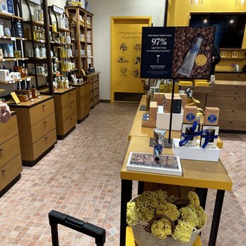 L'Occitane En Provence - Interior - Cosmetics & Beauty Supply Near Me - Dallas, Texas