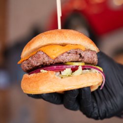 Jukebox Burgers - Dean Cheese : bœuf Angus, cheddar fondant et garnitures fraîches.
Dean Cheese: Angus beef, melted cheddar & fresh toppings.