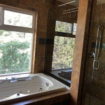 Outlook Inn Bed & Breakfast - Bathroom in the Lake Room - Bed & Breakfast Near Me - Somers, Montana Outlook Inn Bed & Breakfast - Bathroom in the Lake Room - Bed & Breakfast Near Me - Somers, Montana
