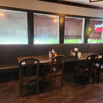 Dukes On The Blvd - Inside dining - New American Near Me - Jefferson City, Missouri Dukes On The Blvd - Inside dining - New American Near Me - Jefferson City, Missouri