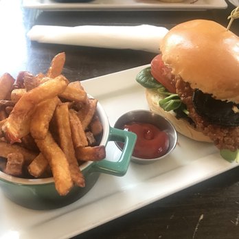 Gladstone House - Fried Chicken BLT - Hotels Near Me - Toronto, Ontario