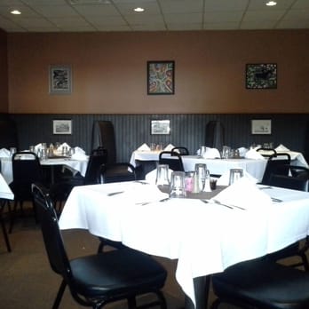 Mickey's Restaurant & Lounge - Dining Room is clean, comfortable and a relaxing place for a great Italian meal. - Lounges Near Me - Plattsburgh, New York