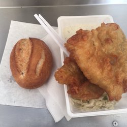 Imbiss im Hannibal Center - Sehr! große Portion Backfisch mit Salat (hier Krautsalat) mit Knoblauchsoße und einem Brötchen für 4. € !!!